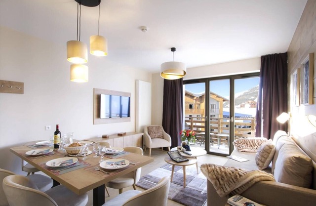 Wifi, 50m from ski slopes, fitness, sauna, hammam, balcony, tv, ski locker, 65m², Alpe d'Huez