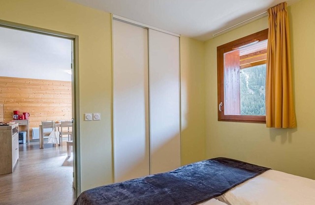 Wifi, 50m from ski lifts, fitness, swimming pool, sauna, hammam, balcony, parking, tv, 12-14m²