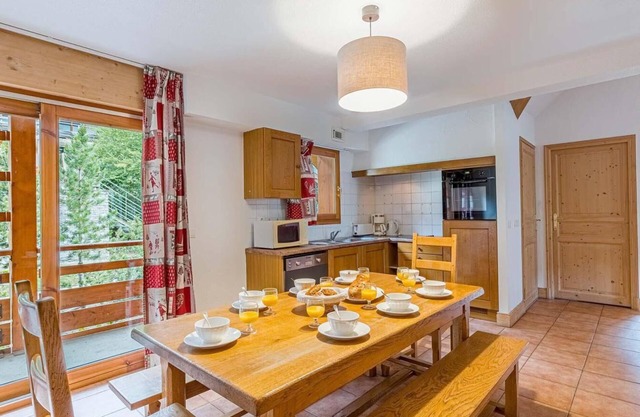 Wifi, 50m from ski lifts, fitness, swimming pool, sauna, hammam, balcony, parking, tv, 69m², Vaujany