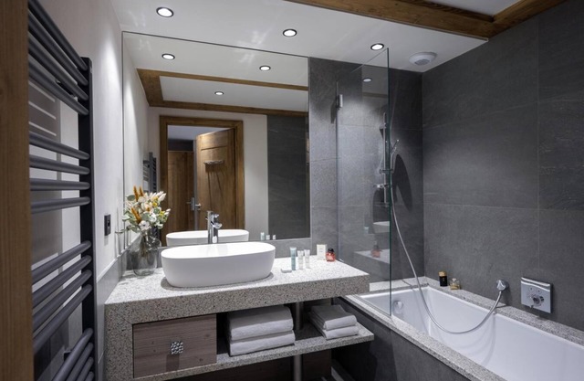 Wifi, fitness, swimming pool, sauna, hammam, balcony, parking, tv, ski locker, 57m²