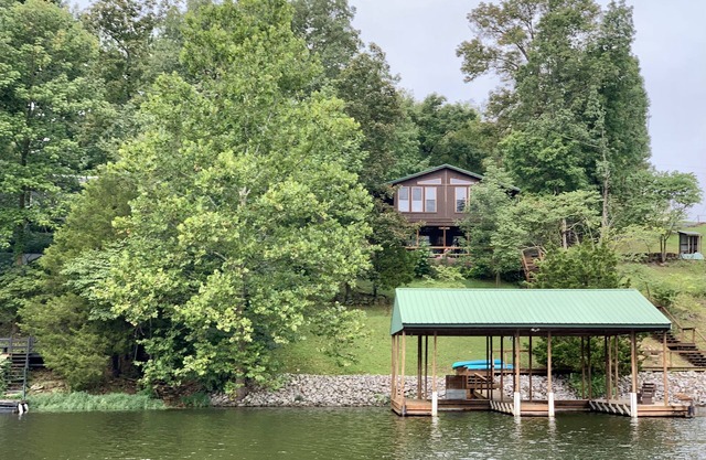 WIFI FLEXCATION & RELAXATION! Cozy fireplace, reading, movies, fire pit & more!
