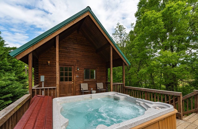 WIFI! Hot tub Riverfront Mountain Views! Close to Luray Caverns, Shenandoah Park