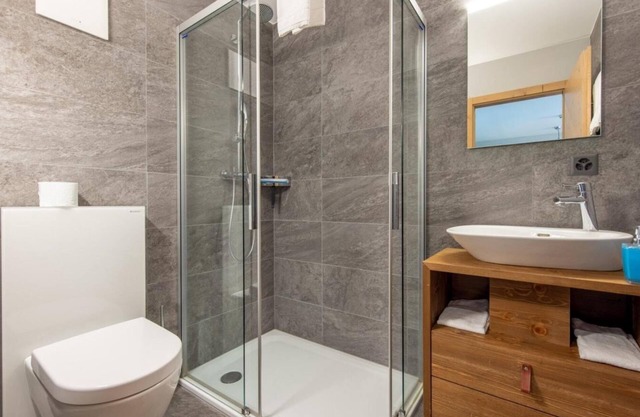 Wifi, ski-in/ski-out & foot of the slopes, sauna, hammam, terrace, balcony, tv, ski locker, 35m²