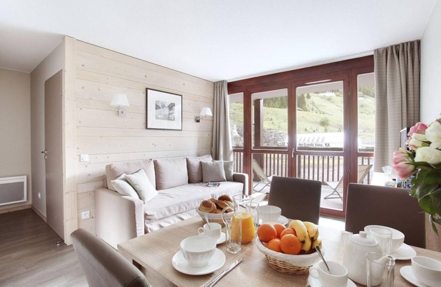 Wifi, ski-in/ski-out & foot of the slopes, fitness, swimming pool, balcony, tv, ski locker, 63m²