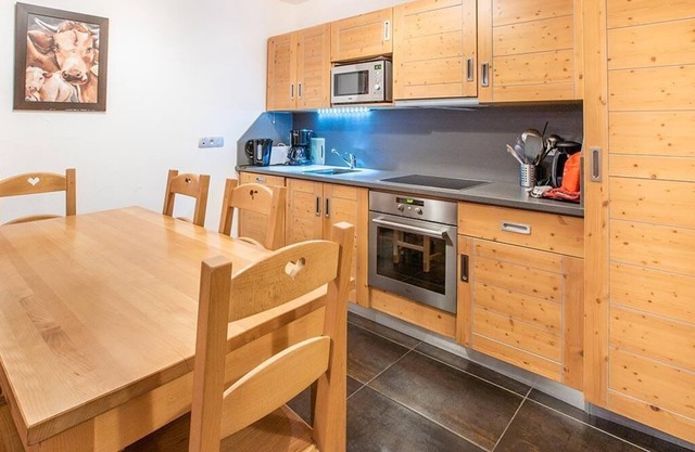 Wifi, ski-in/ski-out & foot of the slopes, 2nd floor, terrace, tv, ski locker, 62m², Tignes