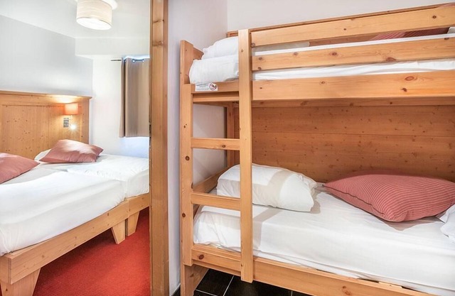 Wifi, ski-in/ski-out & foot of the slopes, 4th floor, balcony, tv, ski locker, 92m², Tignes
