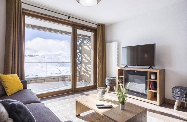 Wifi, ski-in/ski-out & foot of the slopes, fitness, swimming pool, terrace, balcony, tv, ski locker