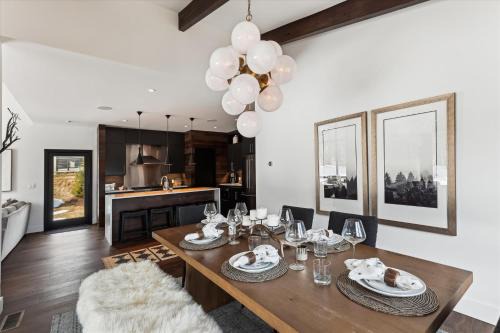 Wildebrook: 4br Mountain Luxury, fireplace, hot tub, x-country ski in/out, 10min to ski resort!