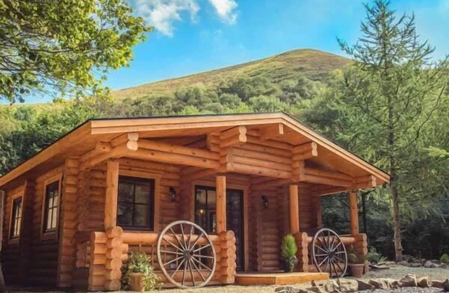 WILDERNESS LODGE, family friendly, with hot tub in Stiperstones