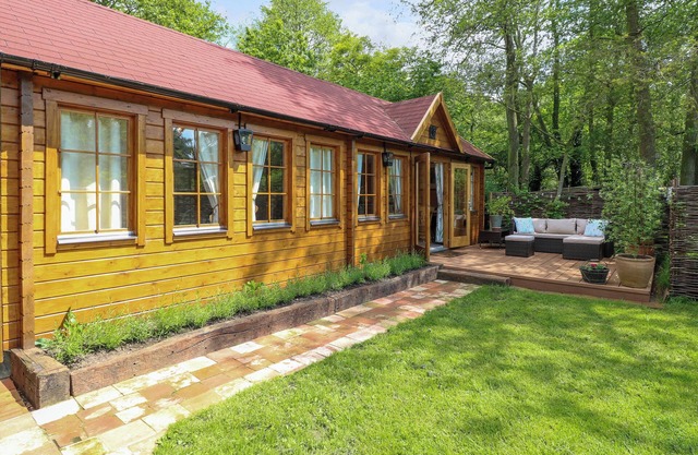 WILLOW LODGE, romantic, character holiday cottage in Potter Heigham