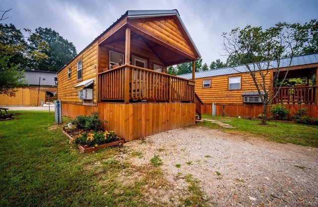 Willow: Sleeps 3, Tiny Cabin, Pets, Near Lake/Park