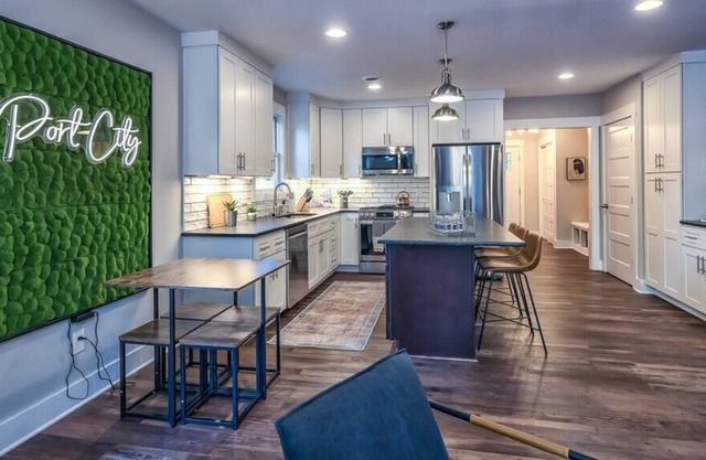 Wilmington Home | Airport | Wrightsville -3 bed, Your Industrial Wilmington Home