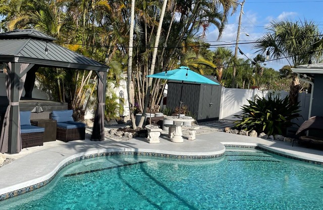 Wilton Manors Villas a Shared pool, walking distance to restaurants, bars.