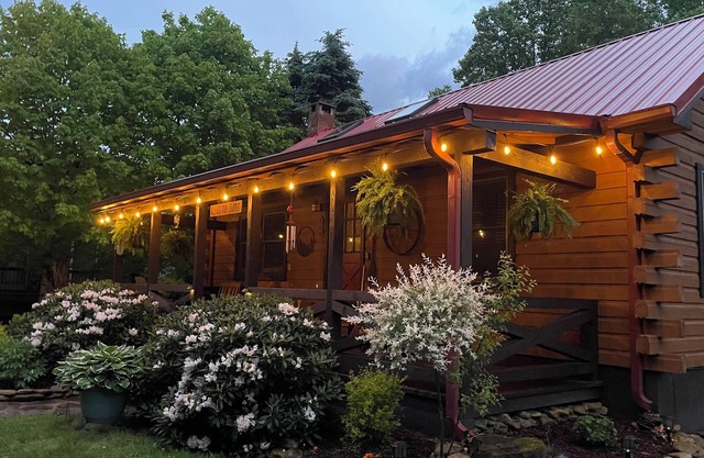 Wind Song: Charming Log Cabin In a Private Neighborhood. 10 Min From Downtown BR