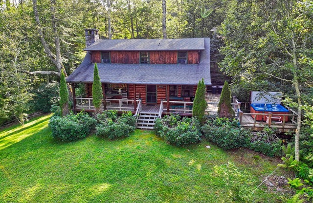 Winds Aloft -Quaint Cabin with Grandfather Mountain views, Hot Tub