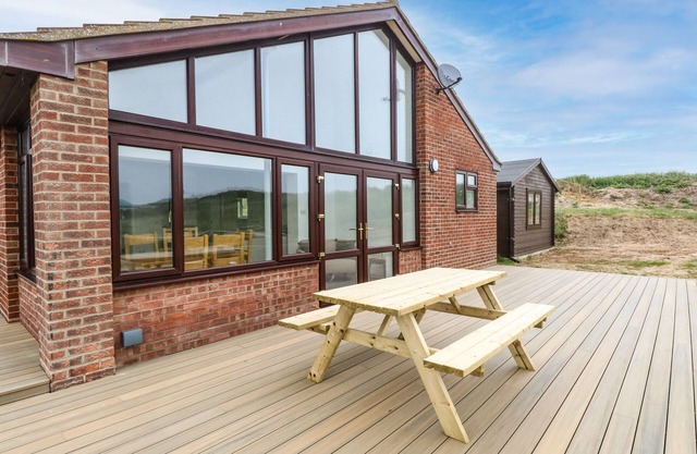 WINDYRIDGE, romantic, character holiday cottage in Sea Palling