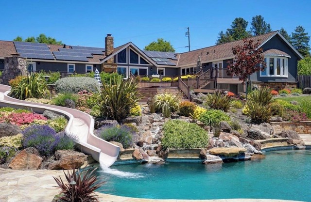 Wine Country Estate: Luxury Pool, Water Slide, Hot Tub