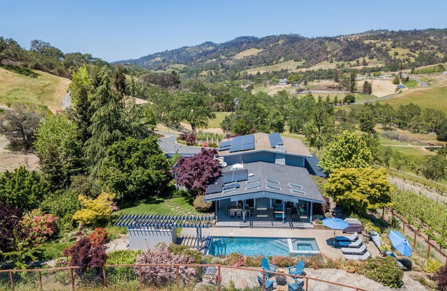Wine Country Retreat with Pool, Vineyard, Trampoline, Putting Green and Hot Tub