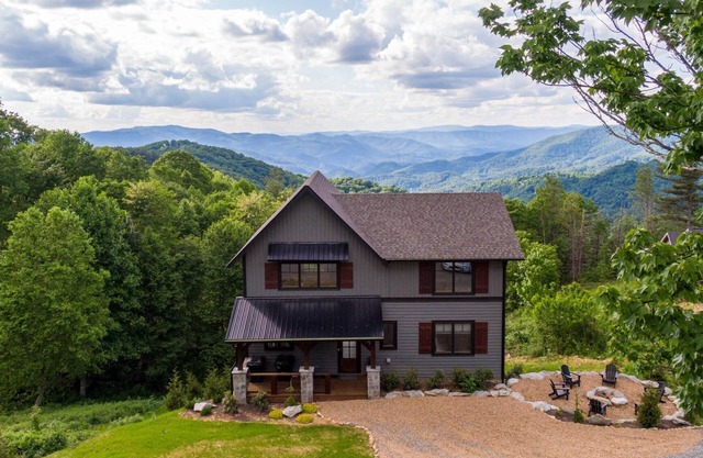 Wine Down at Eagles Nest - New, Pets, Hot Tub, Pool Table, Views, Near Winery!