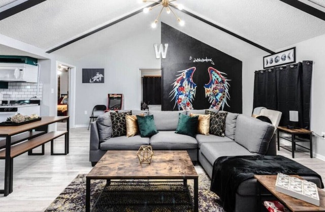Wings Den - LBK 2BR/1BA - One Block From TTU