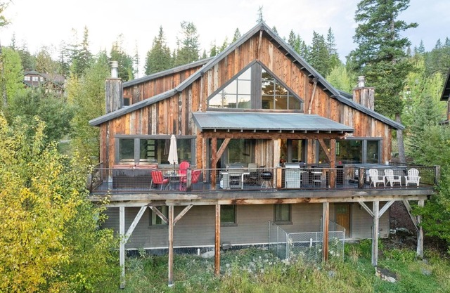 Winter Availability! Stunning Big Mountain Ski-in Ski-out Townhome! Private Hot Tub and Sleeps 21!