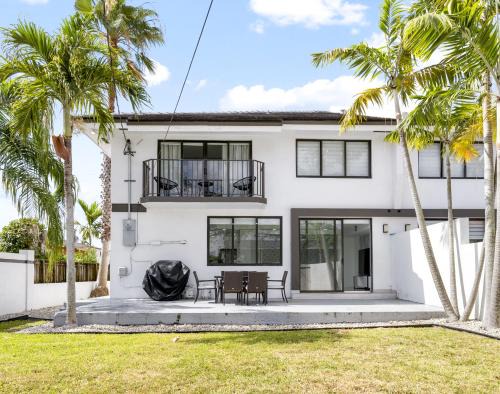 Winter Sale! 4BR - Private Yard, Grill, Soaking Tub, Near Coral Gables & MIA Airport