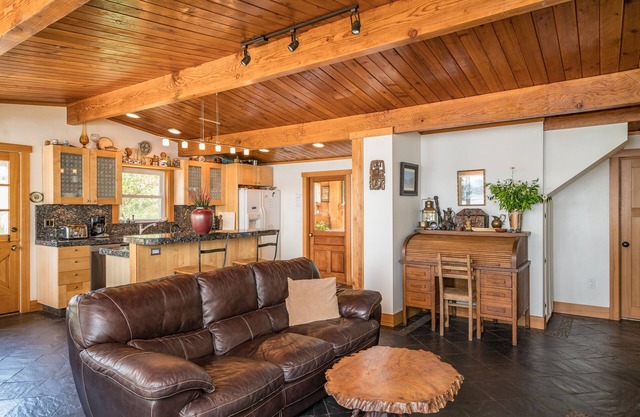 Winter Special!New Bookings Free firewood, a bottle of wine, and smoked salmon.
