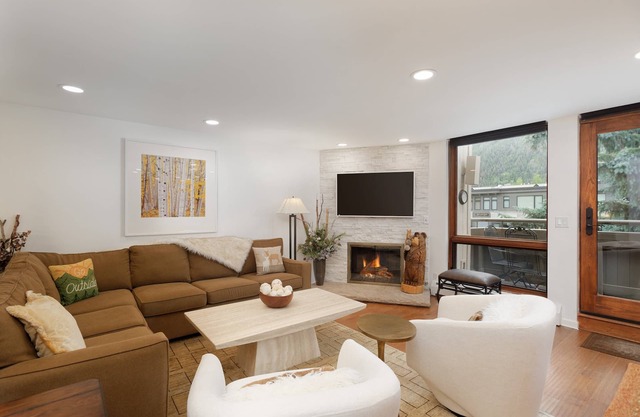 Winter Views on Aspen’s Main St! Walk to Everything! Balcony, Gas FP, Elevator, Parking, Hot tub