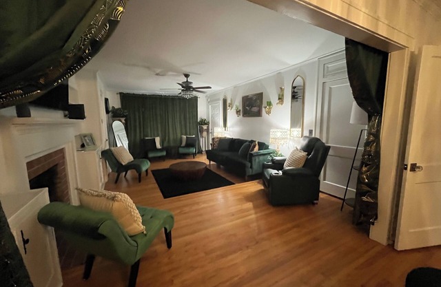 Winter Wonderland Retreat 4BR-2BA – Sleeps 10, King Suite & Twin Bunks, 2 levels