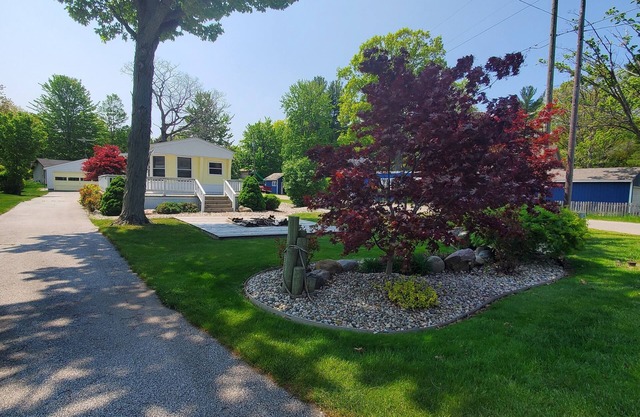 Within walking distance to Silver Lake State Park.