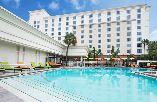Within Walking Distance to Universal Studios! Spacious Room w/Living Room, Pool
