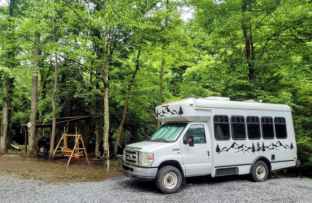 Witt's End.Cozy RV with AC and WiFi in Charming Del Rio in the Smoky Mountains