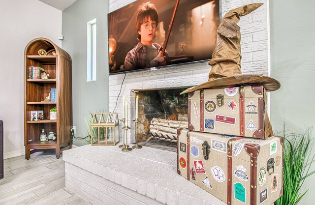 Wizards & Magic themed 3-bedroom house with WiFi, AC, Garage. Fits up to 10!