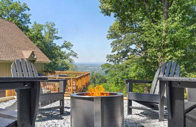 Wolf Den - Airy Cabin w/Hot Tub & Valley Views!