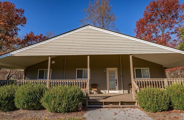 Wolf's Den Cottage with Resort Amenities