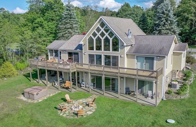 Wolfpack Retreat | Dog Friendly, Lake, Hot Tub!