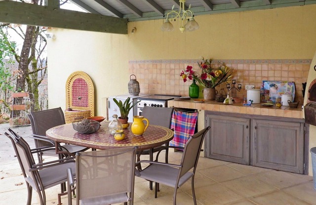 Wonderful private villa for 4 guests with WIFI, pool, TV, terrace and parking