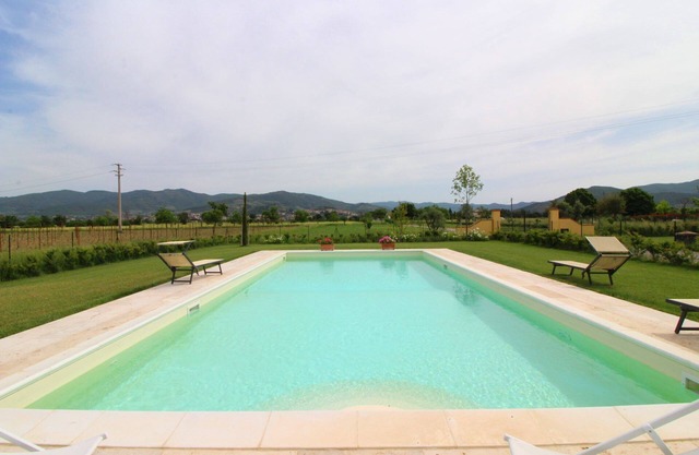 Wonderful private villa with A/C, private pool, WIFI, TV, balcony and pets allowed, close to Cor.
