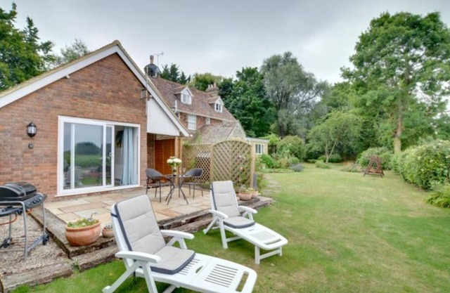 Wonderful 1 bedroom cottage near Port Lympne Wild Animal Park and Canterbury