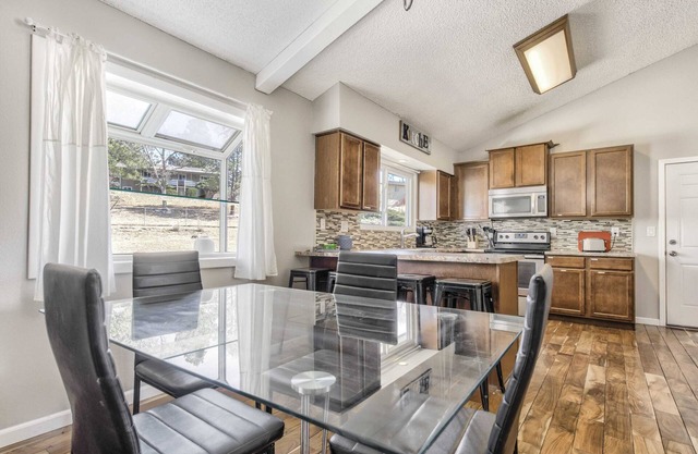 "Wonderful" 5BR House with Hot Tub in Colorado Springs