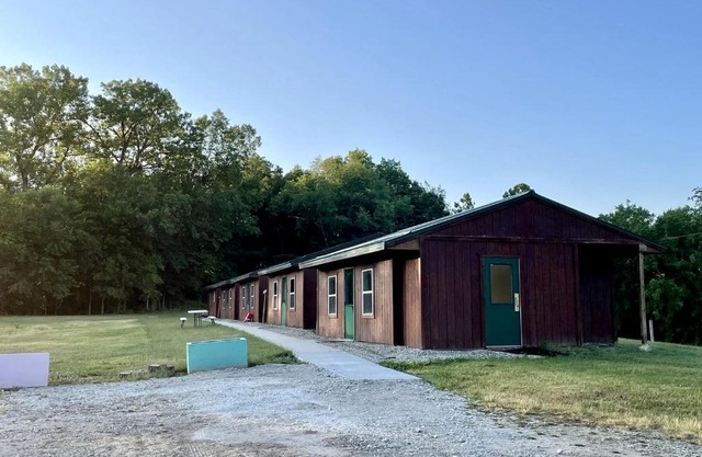 Wonderful Cabin that Sleeps 12 near the Cedar River in Letts, Iowa