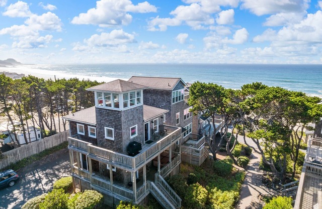 Wonderful Coastal Retreat, Hot-tub, Open Layout, Steps Away From Beach, Fireplace, BBQ, Ocean Views