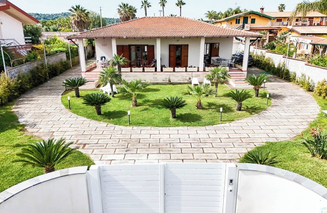 Wonderful Holiday Home in Baia Del Silenzio Bay by the Crystal Sea