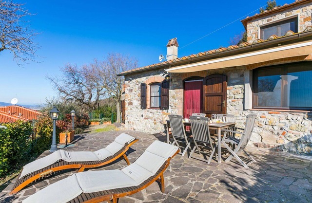 Wonderful private villa with WIFI, hot tub, terrace, pets allowed, panoramic view and parking