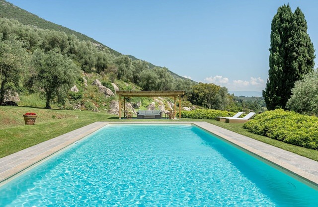 Wonderful private villa with WIFI, private pool, A/C, TV, patio and panoramic view, close to Lucca