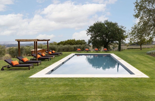 Wonderful private villa with WIFI, hot tub, private pool, A/C, TV and patio, close to Montepulci.