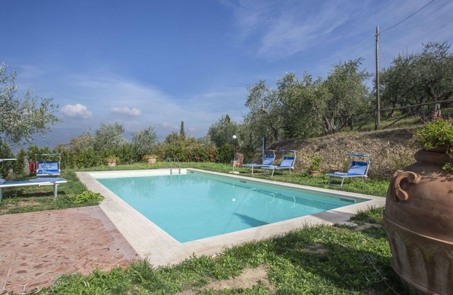 Wonderful private villa with hot tub, private pool, WIFI, TV, terrace, pets allowed and parking