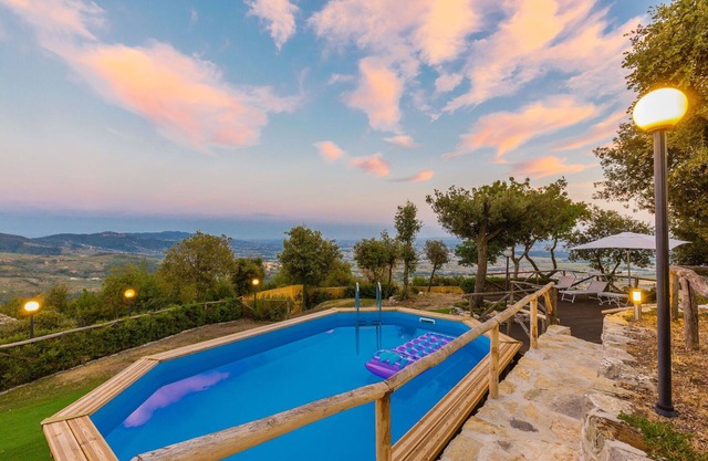 Wonderful private villa with hot tub, private pool, WIFI, A/C, TV, patio, panoramic view and par.