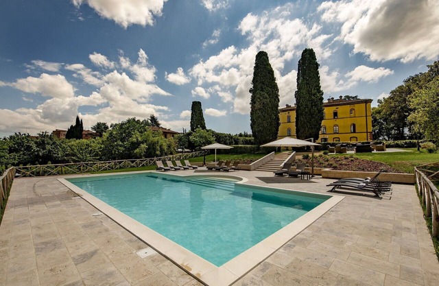 Wonderful private villa with WIFI, A/C, hot tub, private pool, TV, patio, close to Montepulciano