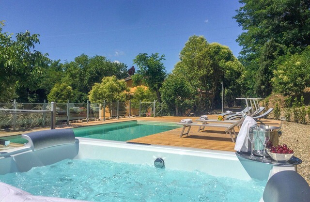 Wonderful private villa for 12 people with private pool, A/C, hot tub, WIFI, TV and parking
